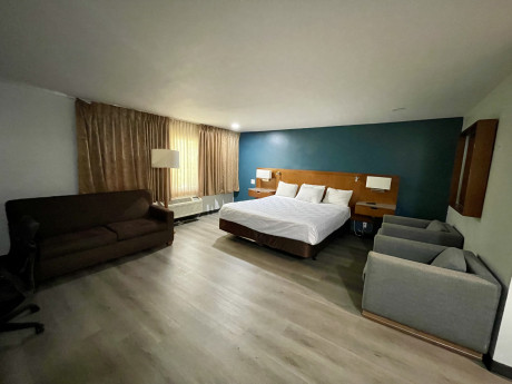 ONE KING BED NON SMOKING SUITE