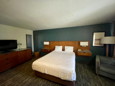 ONE QUEEN BED NON SMOKING